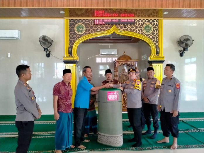 Polresta Bengkulu Berikan Bantuan Karpet untuk Masjid