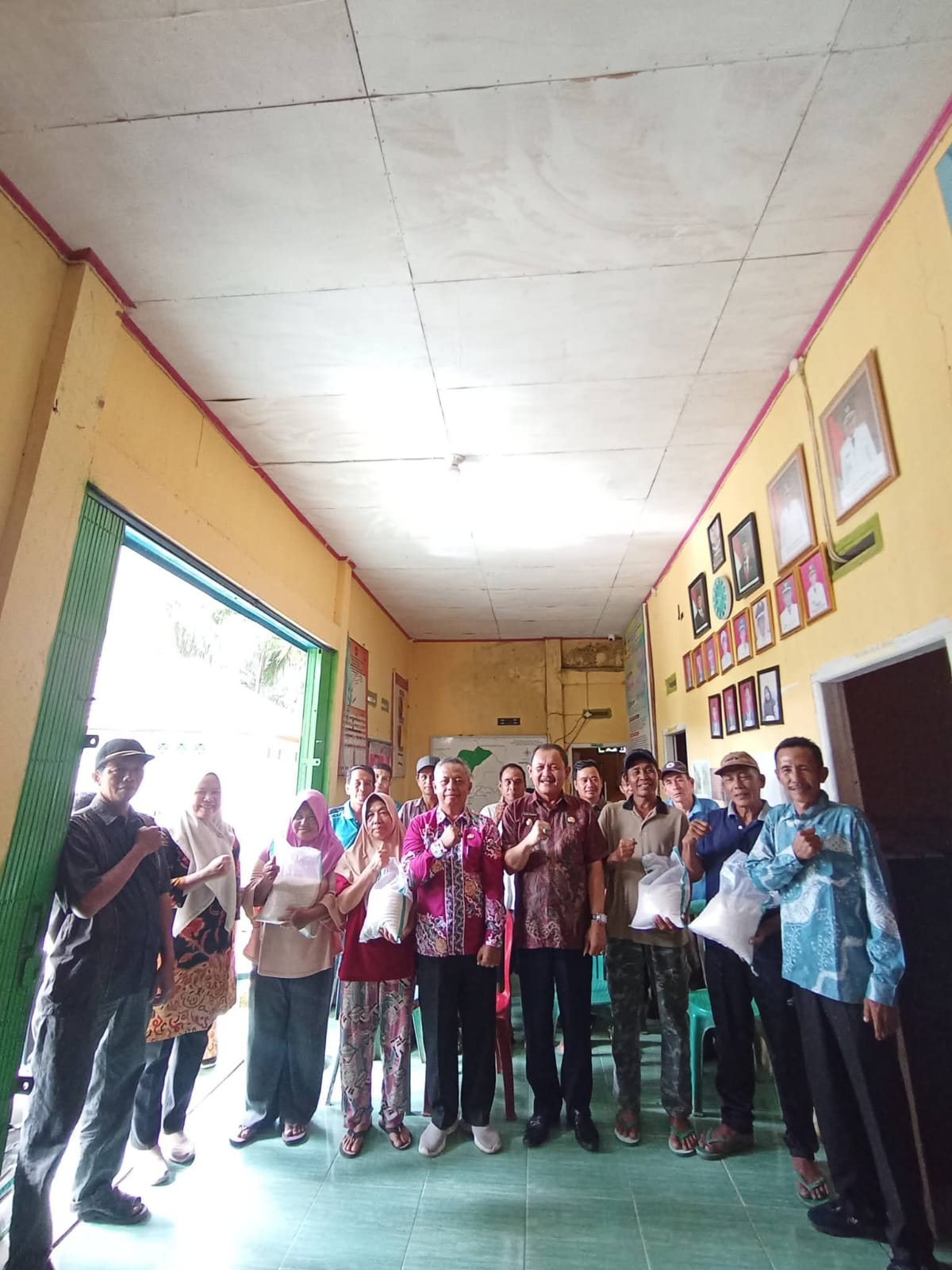 DKP Salurkan Bantuan Pangan CPPD untuk Korban Banjir di Kecamatan Pino dan Pino Raya