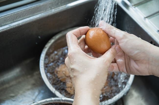 Benarkah Telur Tidak Boleh Dicuci? Ini Faktanya