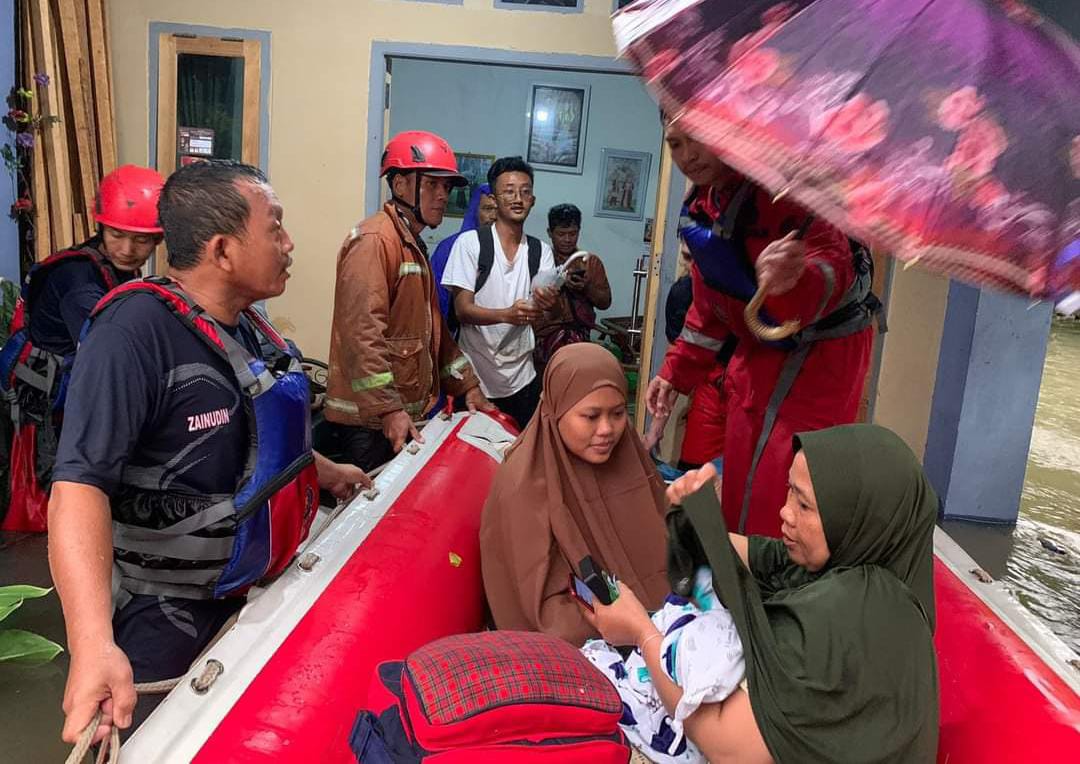 Tim Damkar Kota Bengkulu Ikut Evakuasi Warga Terdampak Banjir