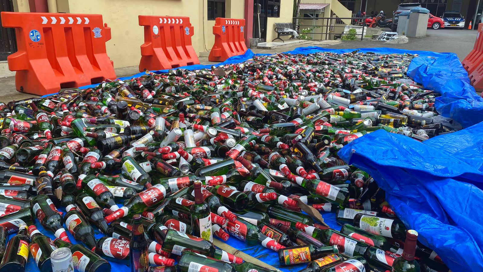 Hasil Ops Pekat Nala, 3.251 Botol Miras Dimusnahkan Dengan Alat Berat
