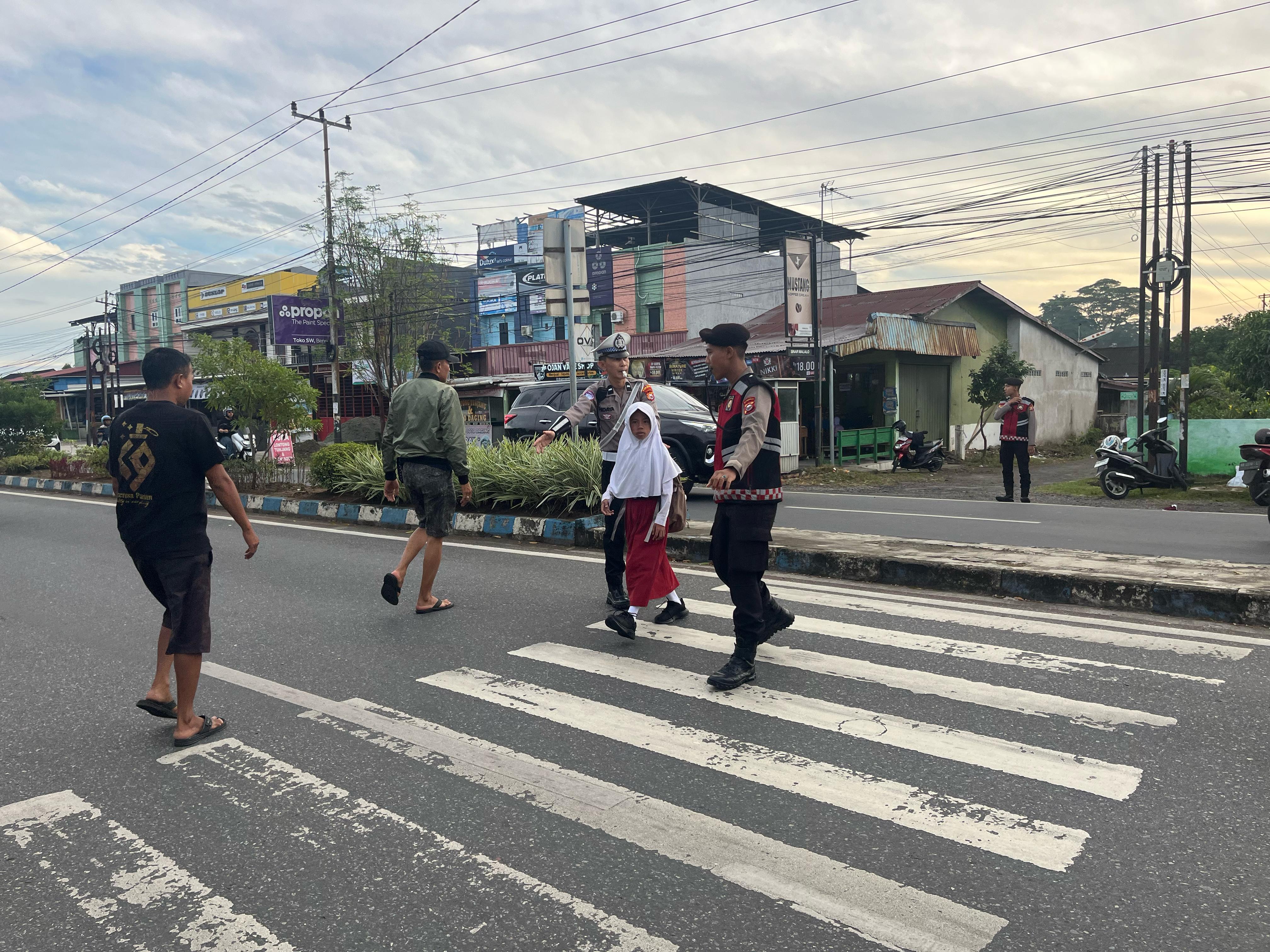 BKKBN Bengkulu Gaungkan Gerakan Ayah Teladan Indonesia dengan Antar Anak ke Sekolah