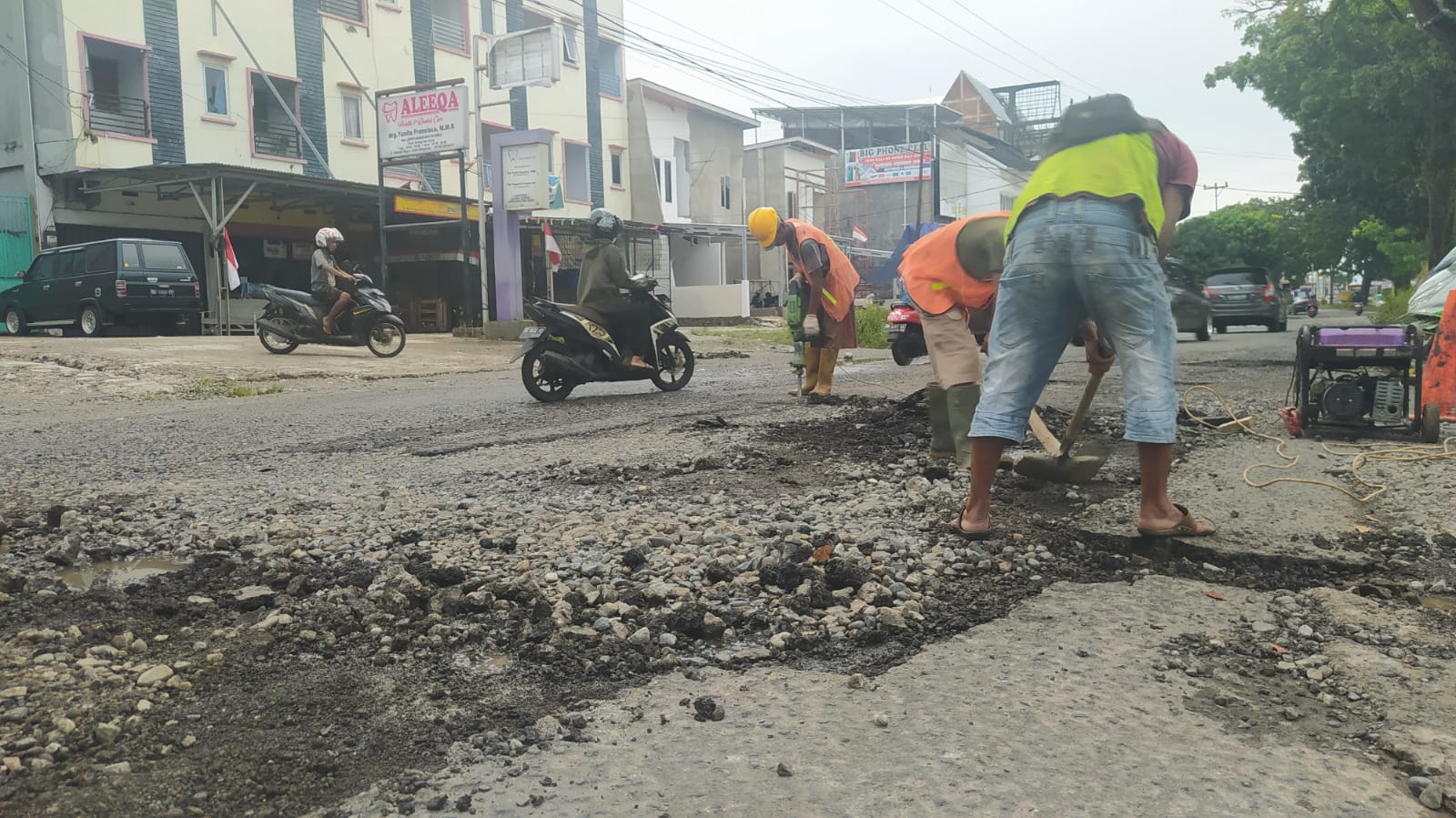 Pemkot Mulai Tampal Lubang Jalan Hibrida