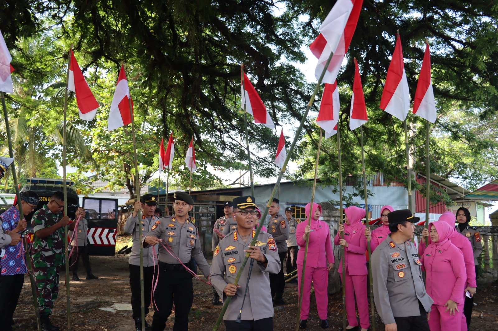 Kapolresta Bengkulu Pimpin Pembagian Bendera, Ajak Warga Semarakkan Kemerdekaan di HUT RI ke-80