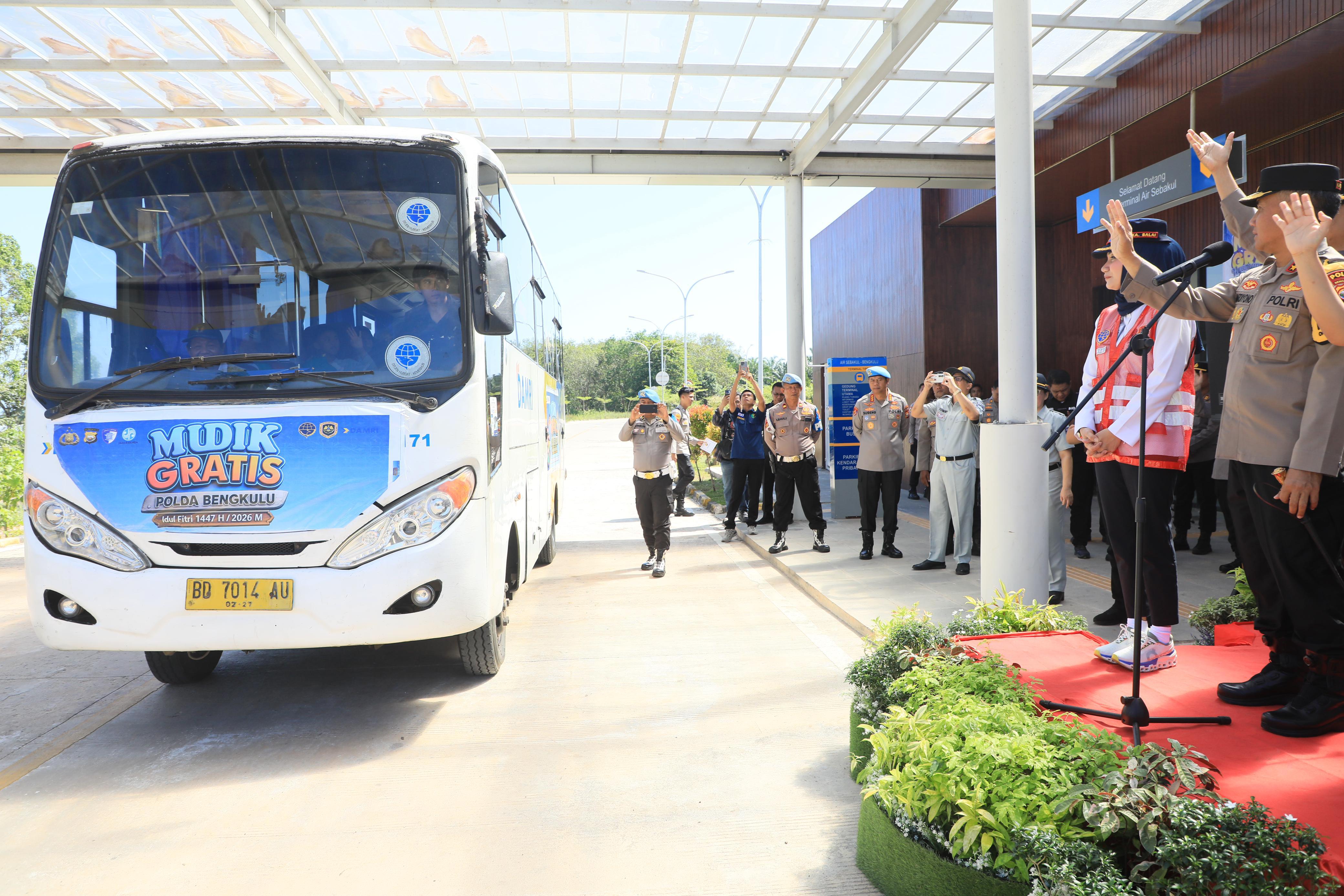 44 Warga Ikuti Mudik Gratis Polri, Kapolda Bengkulu Lepas di Air Sebakul