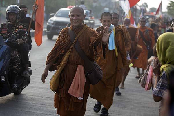 Momen Biksu Thailand Melintas di Pantura Jateng, Disambutan Antusias Meriah Warga 