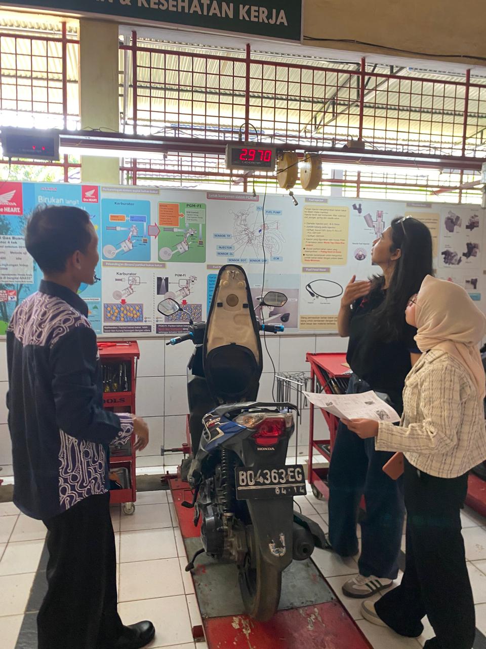 Pengalaman Baru Jurnalis Bengkulu, Beri Pelayanan Pada Konsumen di POS AHASS TEFA SMKN 2 BU