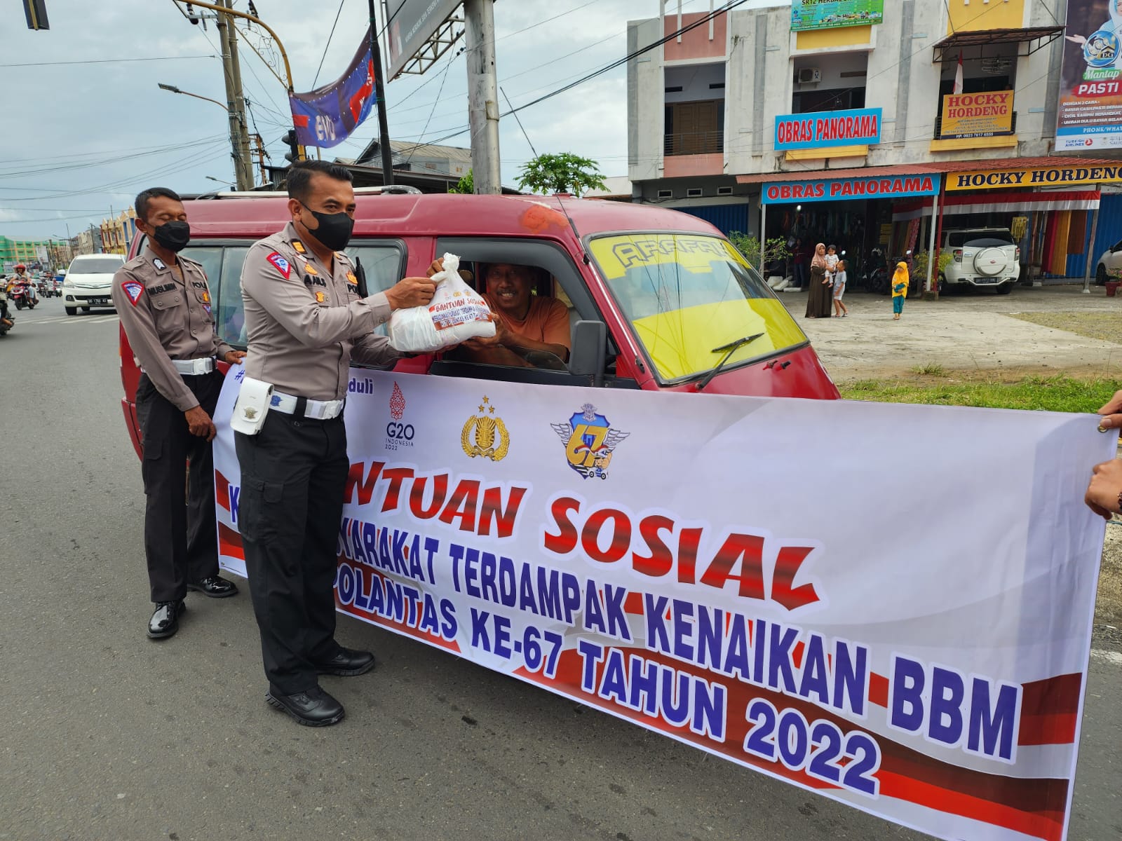 Polisi di Bengkulu Bagikan Sembako ke Sopir Angkot Pasca Naiknya Harga BBM 