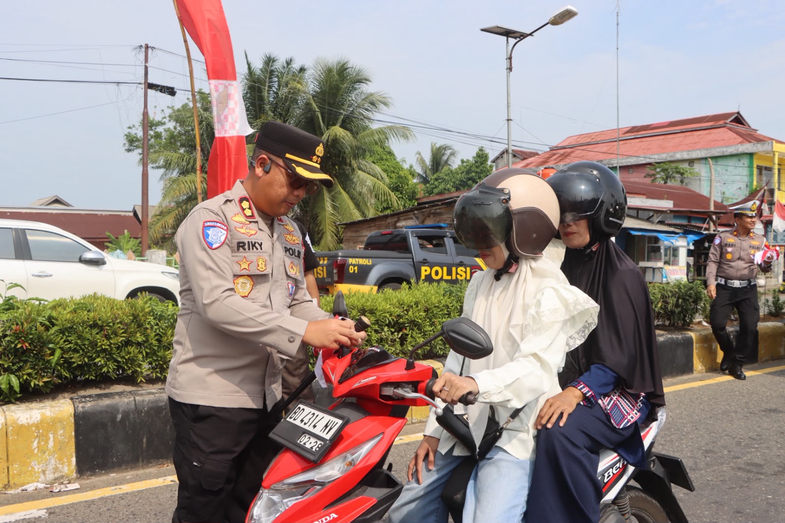Polres Mukomuko Bagikan 1.000 Bendera Merah Putih, Ajak Warga Semarakkan HUT ke-81 RI
