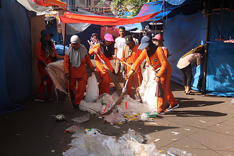 DLH Bengkulu Hadapi Tantangan Pembersihan Sampah di Pantai Panjang Akibat Ramainya Pengunjung Festival Tabut