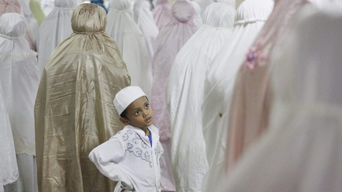 Bolehkah Menggendong Anak Saat Sholat? Ini Penjelasannya