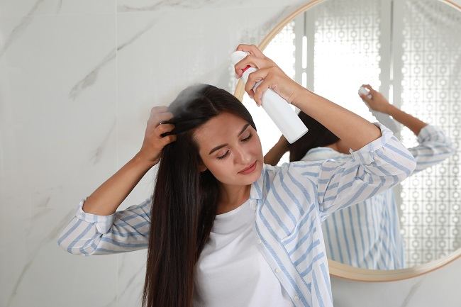 Benarkah Menggunakan Dry Shampoo Bisa Bikin Kanker?