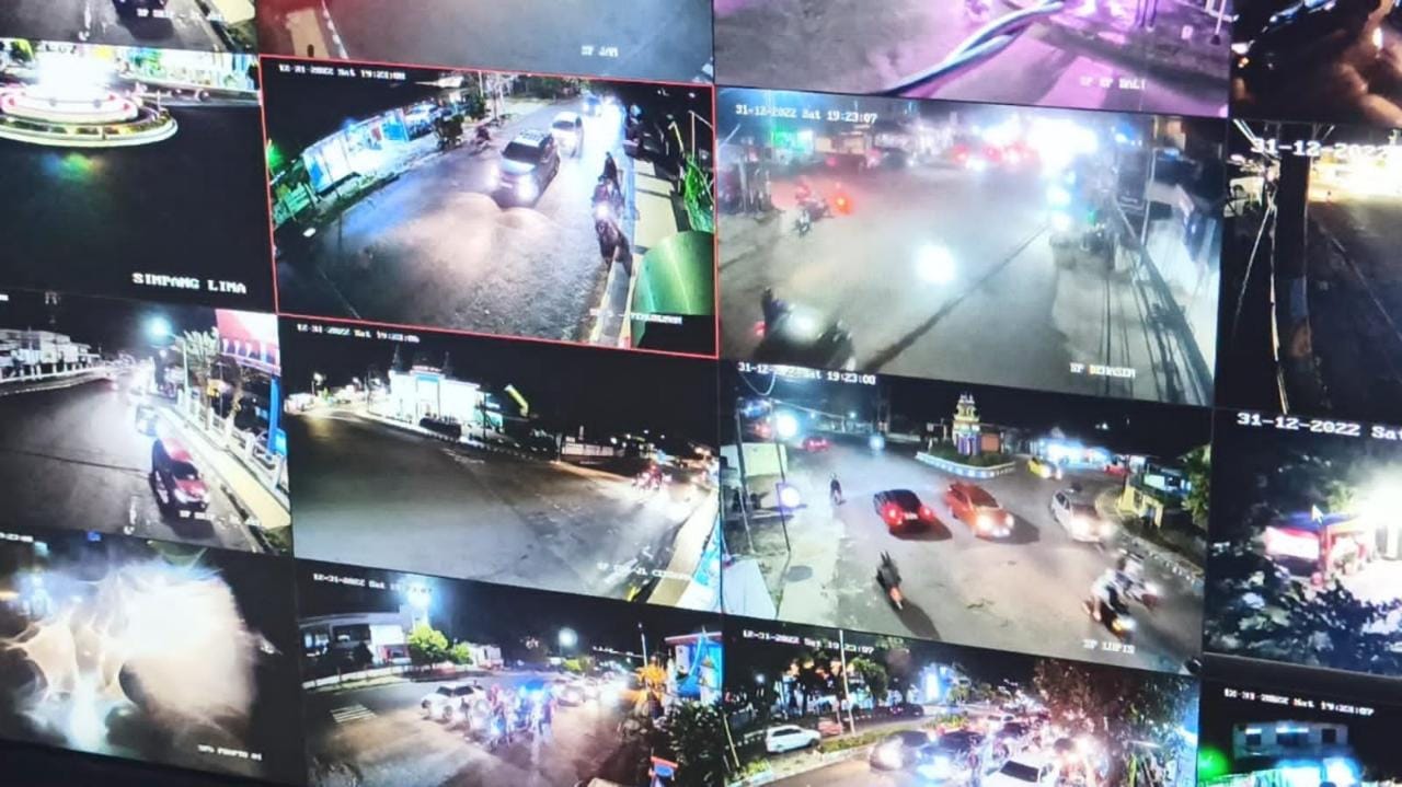 Pantau Kota Bengkulu  Lewat Cctv, Petugas Monitor di Pantai Panjang 