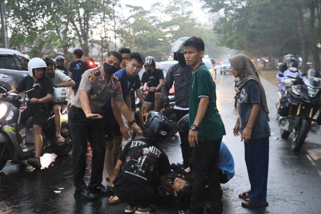 Lihat Kecelakaan di Pantai Panjang, Kapolda Bengkulu Langsung Hentikan Kendaraan dan Bantu Korban