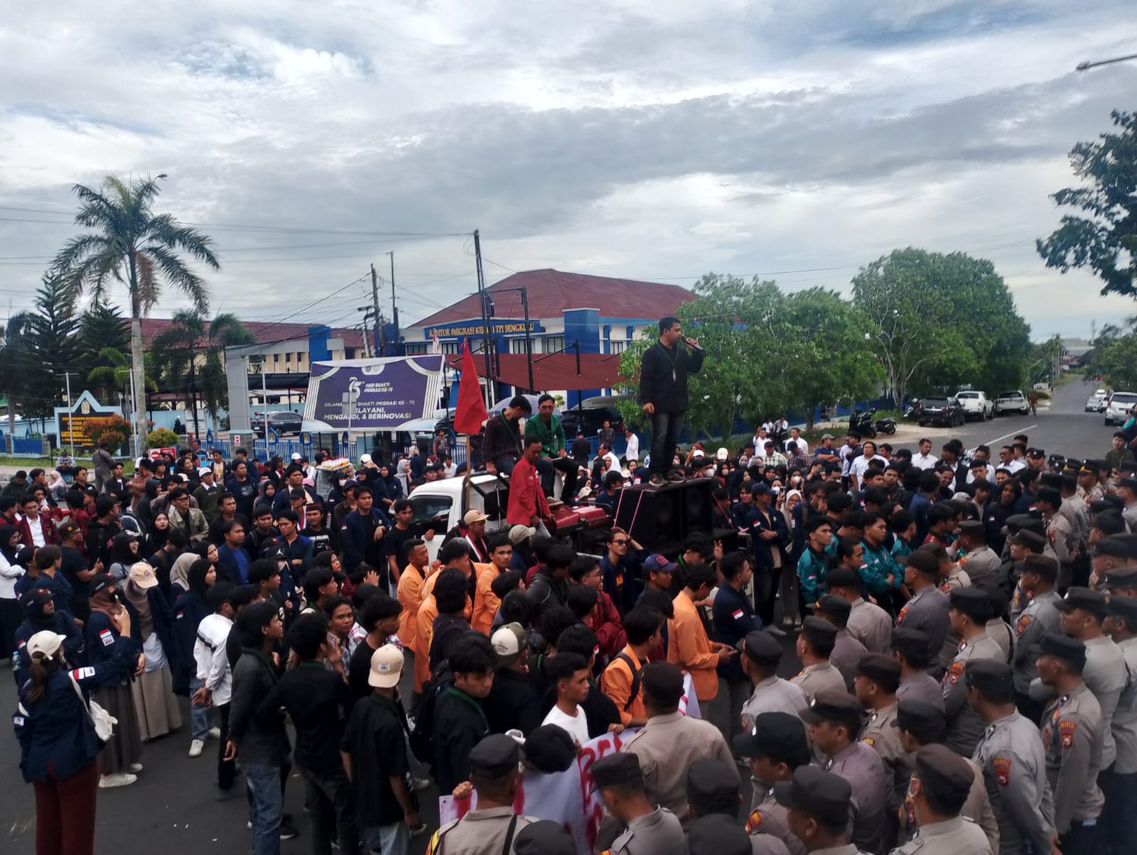 Krisisi BBM di Bengkulu, Mahasiswa Bengkulu Aksi di Kantor Gubernur Bengkulu