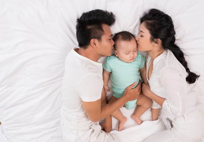 Bahayanya Ketika Bayi Tidur Satu Ranjang dengan Orang Tua!