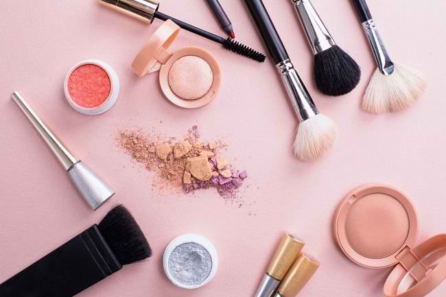 Deretan Bahan Kosmetik Berbahaya dan Tips Menghindarinya