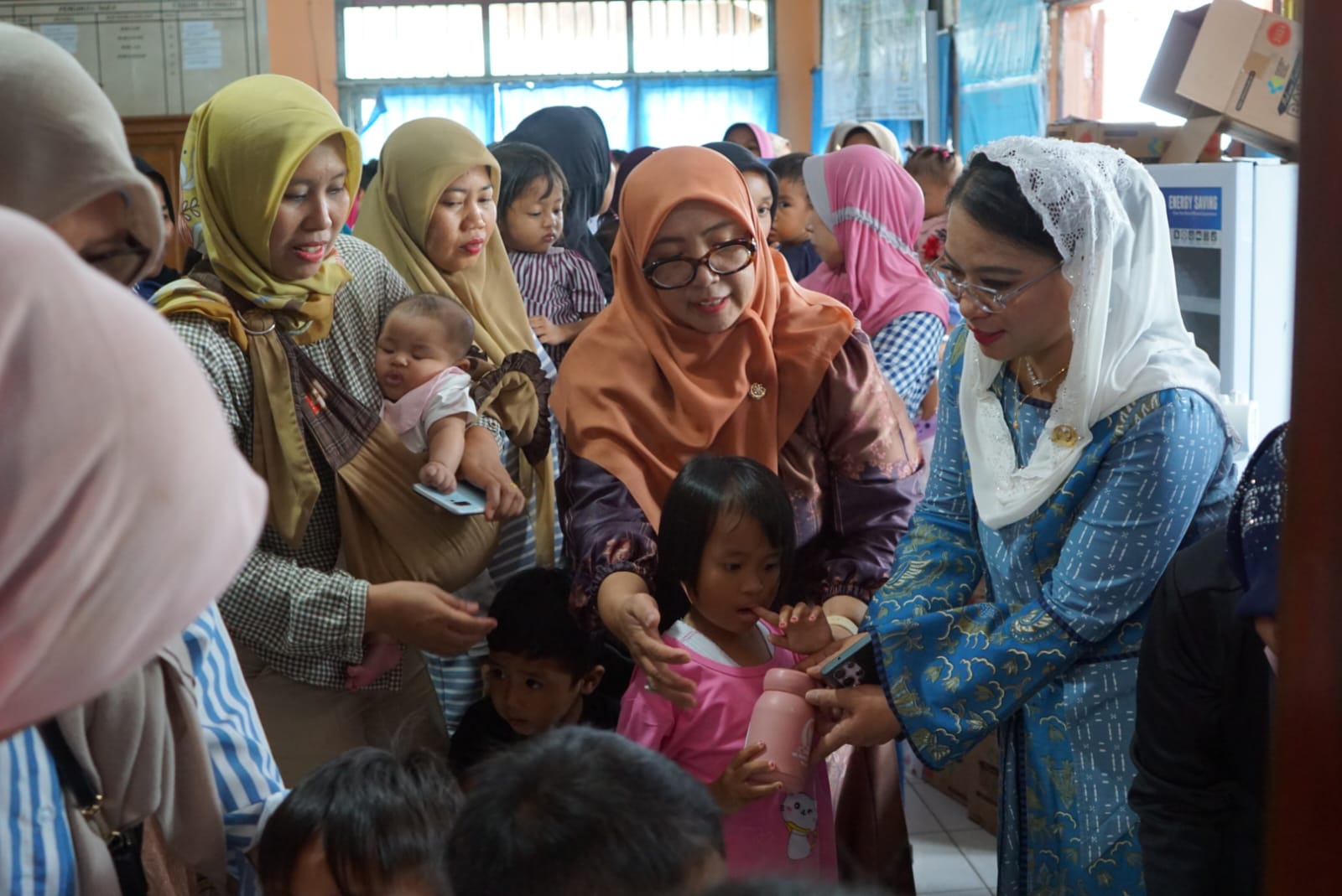 Balita Hingga Ibu Hamil di Kelurahan Surabaya Terima PMT dari Senator Destita