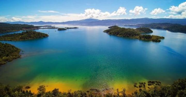 Terpesona Menyaksikan Keindahan Danau Purba Yang Ada di Sulawesi Tengah 