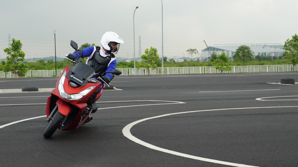 Tips Cornering Aman dengan Teknik Lean With The Bike