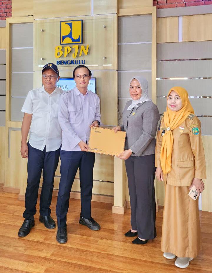 Usul Bangun Drainase di Kelurahan Sumber Jaya, Anggota Dewan Evi Hasna Ajak Masyarakat Temui BPJN