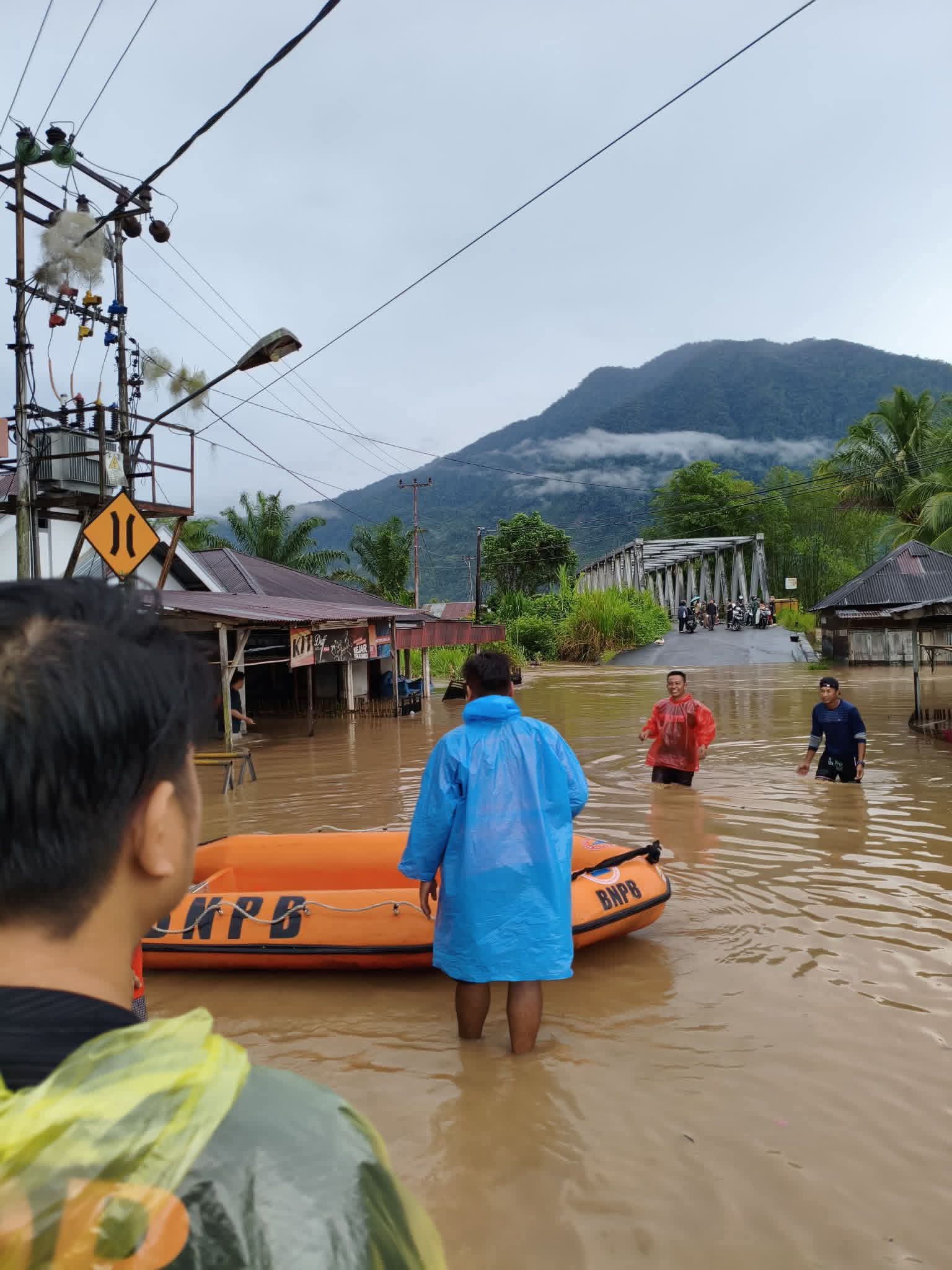 BPBD, TNI-Polri Turun ke Lokasi Banjir Lebong, 4 Kecamatan Terendam Air Sejak Kamis Pagi