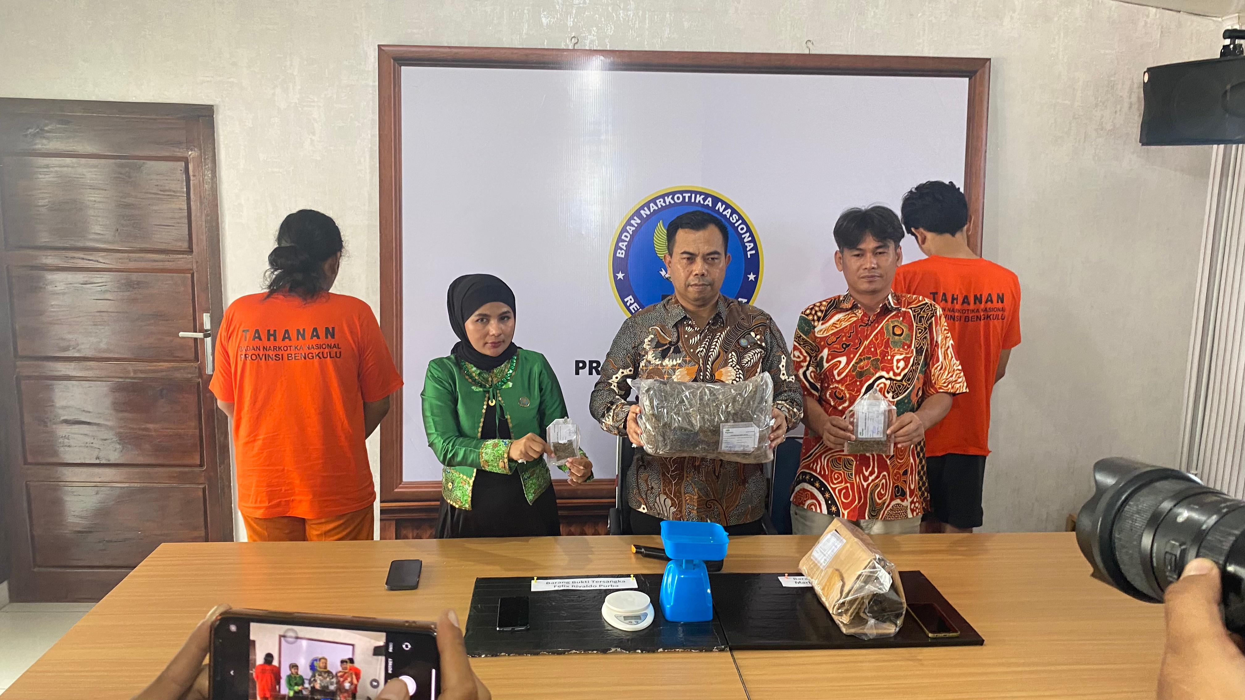 Pesan 2 Kilogram Ganja Lewat Ekspedisi,  Dua Mahasiswa Asal Medan Ditangkap BNNP Bengkulu