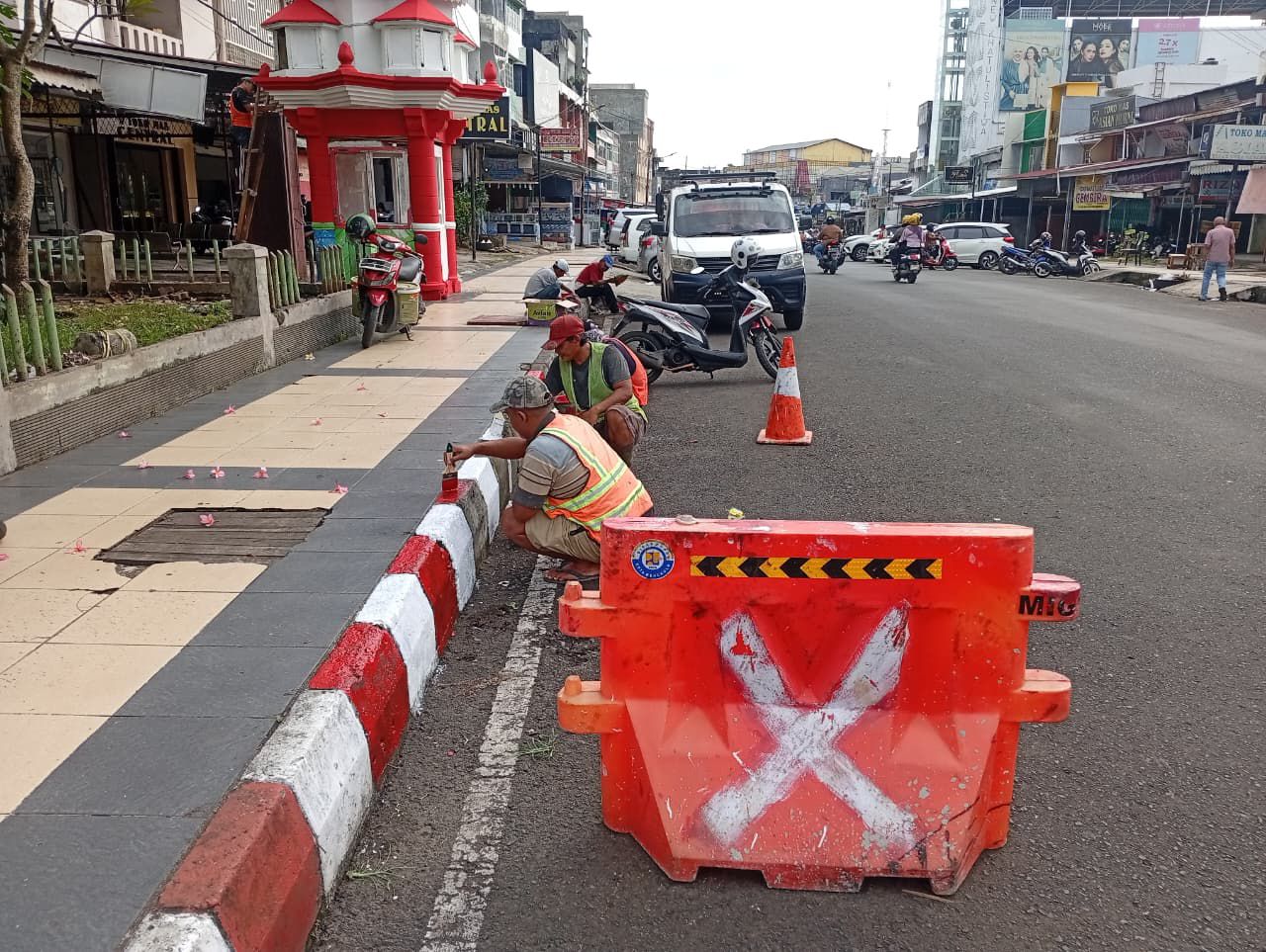 Tak Sekadar Estetika, Pengecatan Trotoar KZ Abidin Juga untuk Keselamatan Jalan