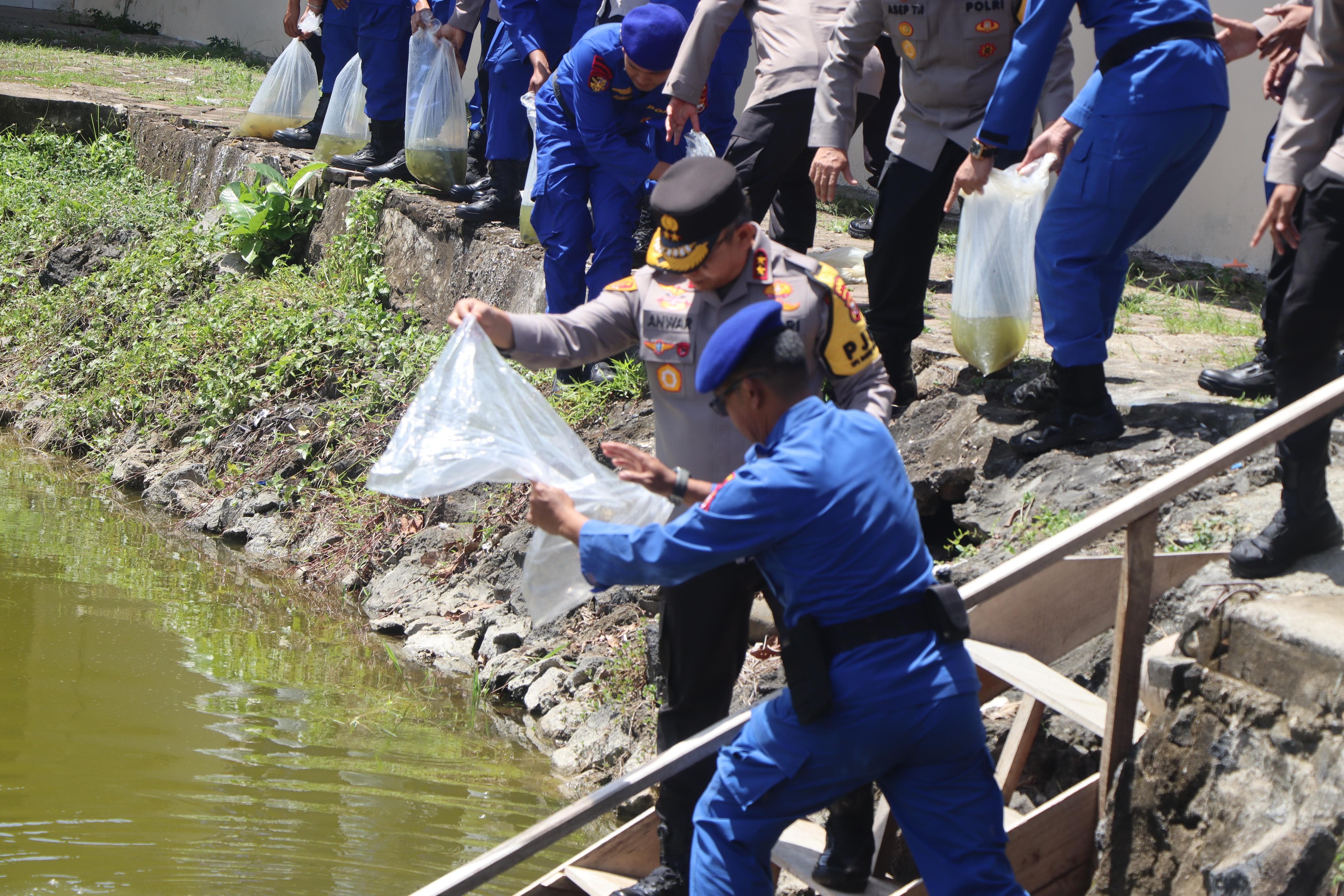 Komitmen Wujudkan Ketahanan Pangan, Polda Bengkulu Tebar 30.000 Benih Ikan Nila