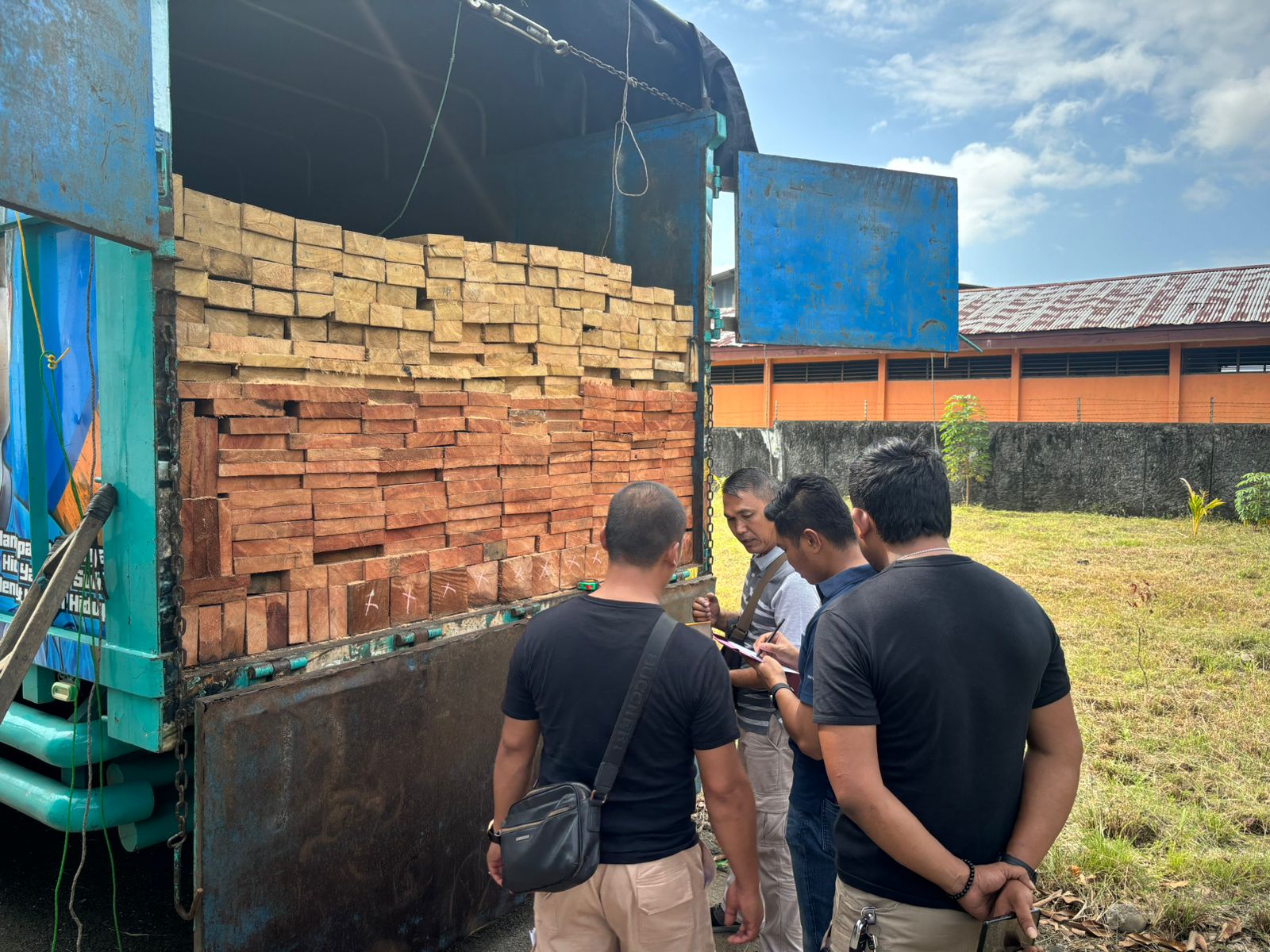 Angkut Ratusan Keping Kayu Secara Ilegal, Warga Asal Lampung Ditangkap di Bengkulu 