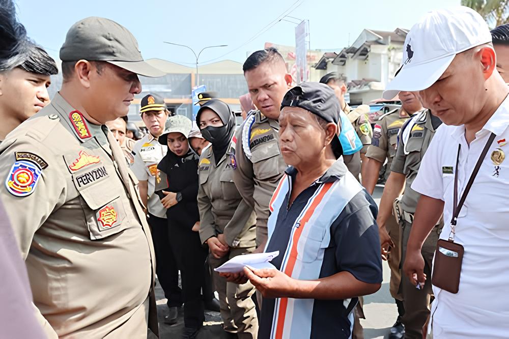 Membandel, Satpol PP Ancam Sanksi Tegas untuk PKL di Kawasan KZ Abidin  