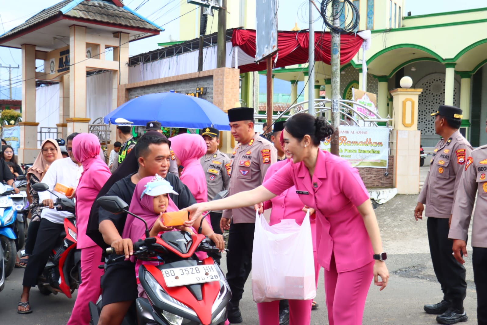 Kapolres Lebong Bagi-bagi Takjil ke Masyarakat 