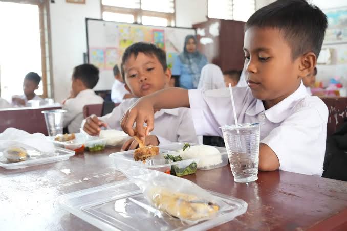 Program Makan Bergizi Gratis Mukomuko Dimulai, 1.323 Siswa Terima Manfaat