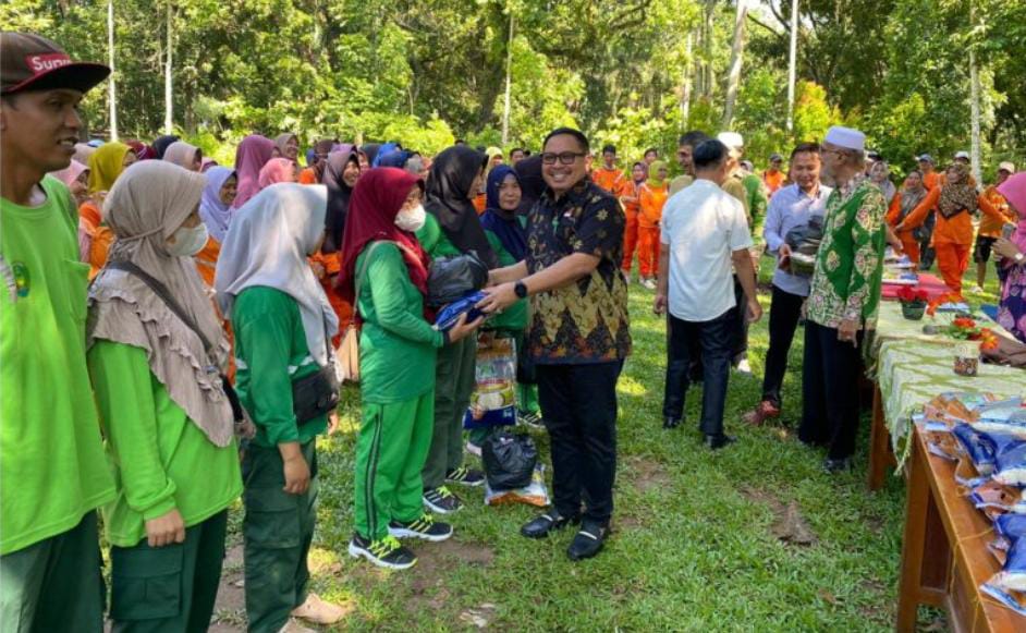 Ratusan PTT DLH Kota Bengkulu Dapat Paket Sembako