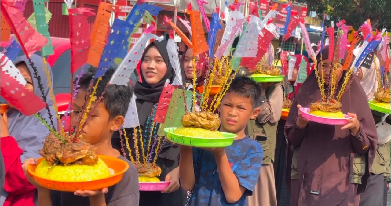 Warga Talang Kering Arak 120 Nasi Jambar Sambut Maulid Nabi 1448 H