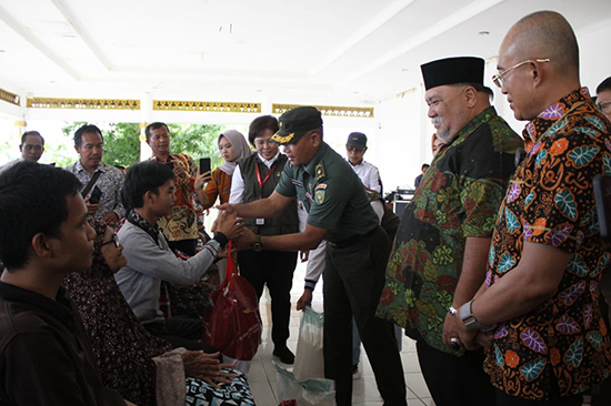 Bansos Atensi Disalurkan di Bengkulu Selatan, 100 Warga Terima Paket Sembako dan Kursi Roda