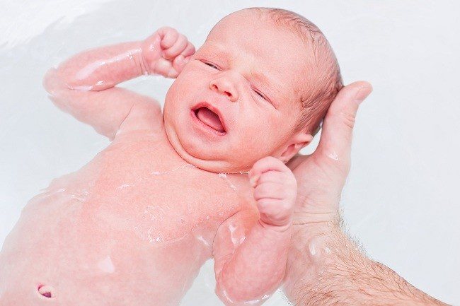 Ini Dia Keuntungan dan Risiko Melahirkan dengan Metode Water Birth