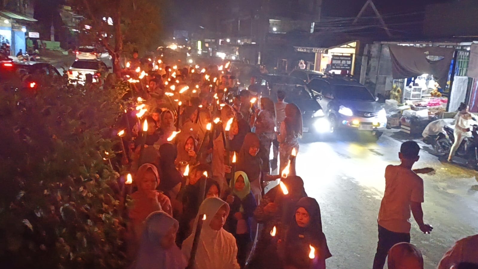 Pawai Obor Terangi Kota Manna