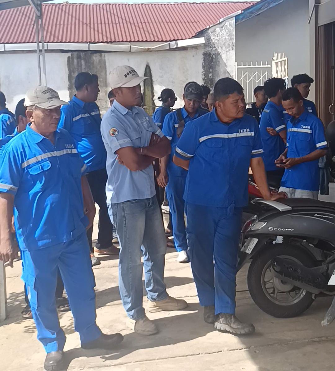 Tuntut Upah Dibayarkan, Puluhan Anggota TKBM Datangi PBM Artomoro Makmur Sentosa