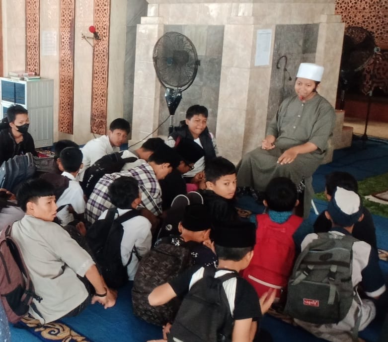 Pelajar SMPN 13 Kota Bengkulu Lakukan Itikaf, Berdiam di Masjid Selama 1 Hari 1 Malam