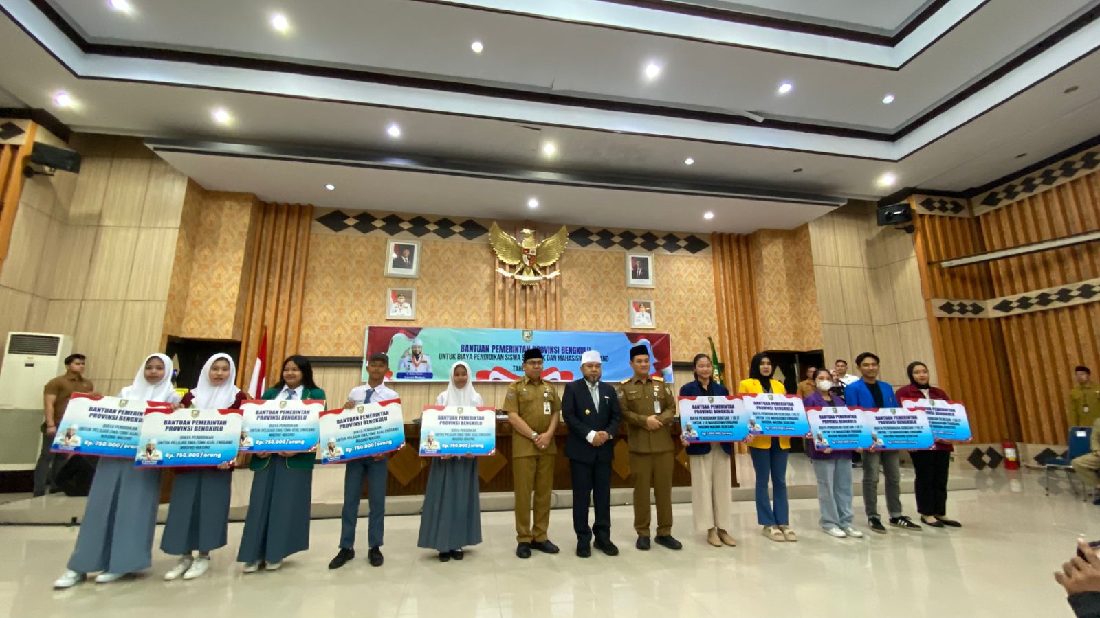 Pemprov Bengkulu Salurkan Bantuan Biaya Pendidikan Rp 500 Juta ke Anak-anak Enggano
