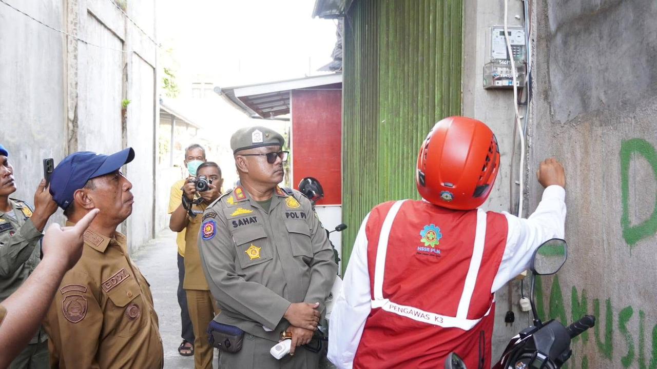 Modus Listrik Ilegal Terbongkar, Satpol PP Kota Bengkulu Tertibkan Lapak PKL di Badan Jalan