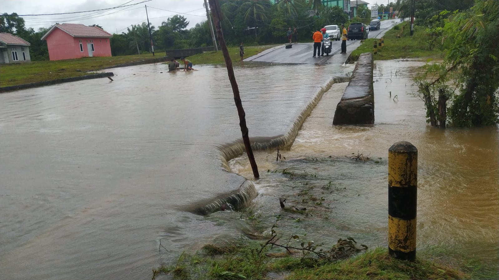 Jalan Dharmawanita Kelurahan Bentiring Terancam Ambles, Truk Dilarang Lewat