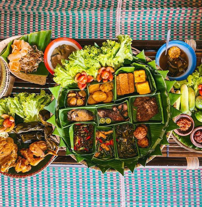 Nikmati Masakan Khas Sunda Tahun 70an di Alas Bambu Resto & Garden Bandung