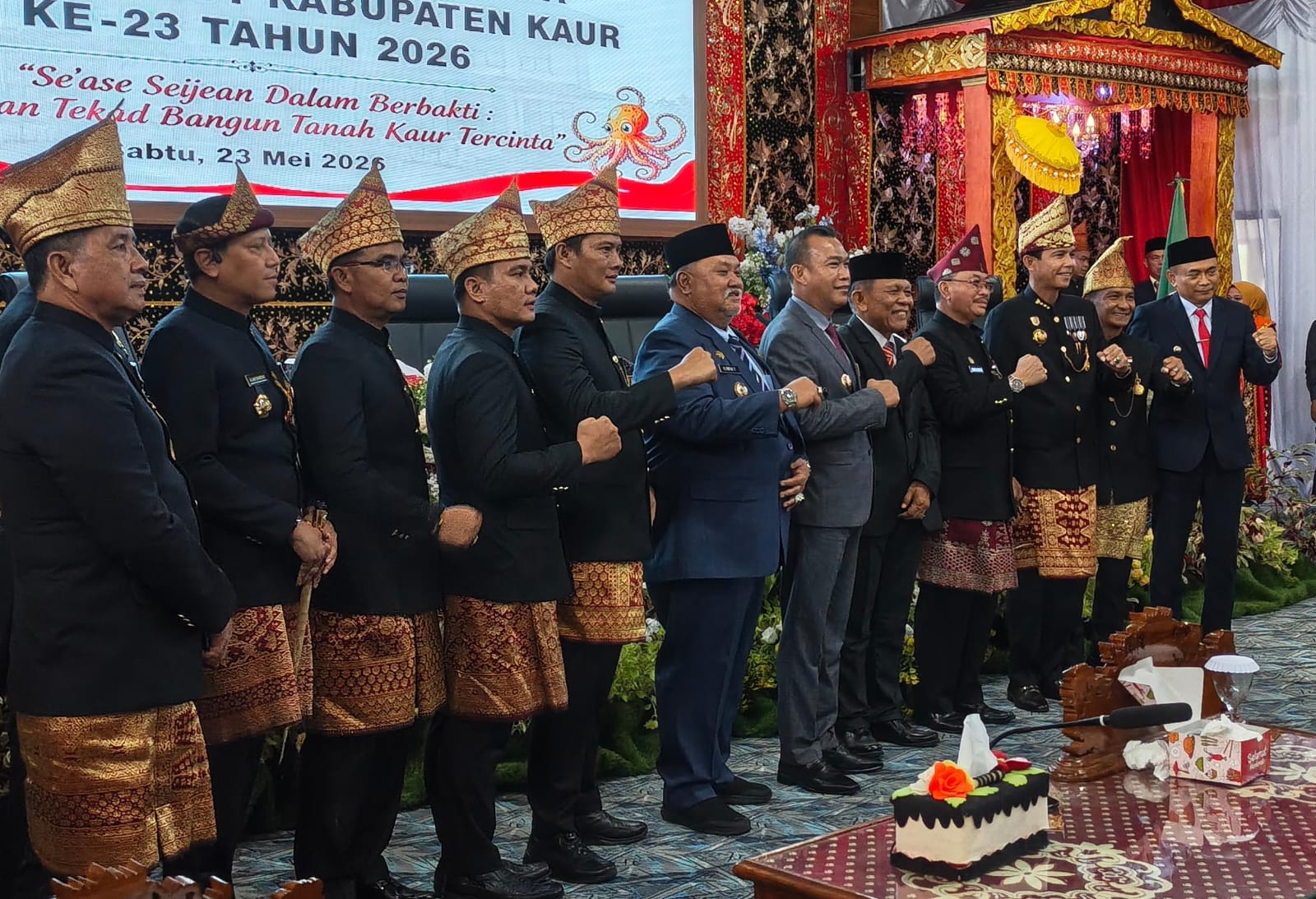 Momen Keakraban HUT Kaur ke-23: Saling Lempar Pujian, Gusril Pausi Sebut Rifai Tajuddin 'Petarung Sejati'