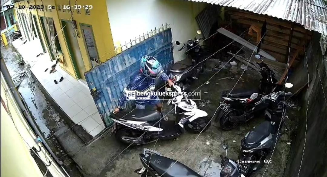 Beraksi Saat Hujan, Aksi Pelaku Curanmor Terkekam CCTV