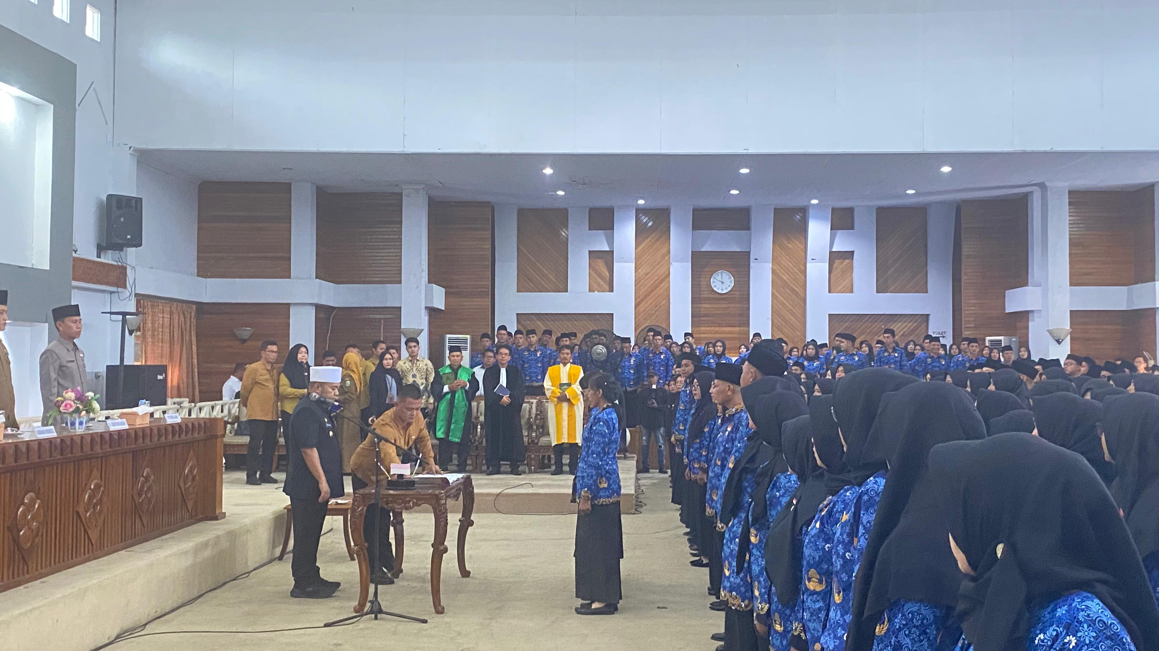 Gubernur Helmi Serahkan SK ke 429 PPPK Tahap I, Minta Langsung Fokus Bantu Rakyat
