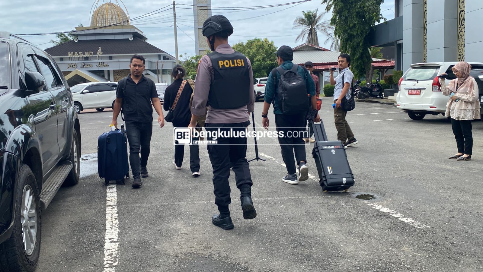 Usai Digeledah, Penyidik KPK Bawa Tas dan Koper dari Kantor Gubernur Bengkulu 