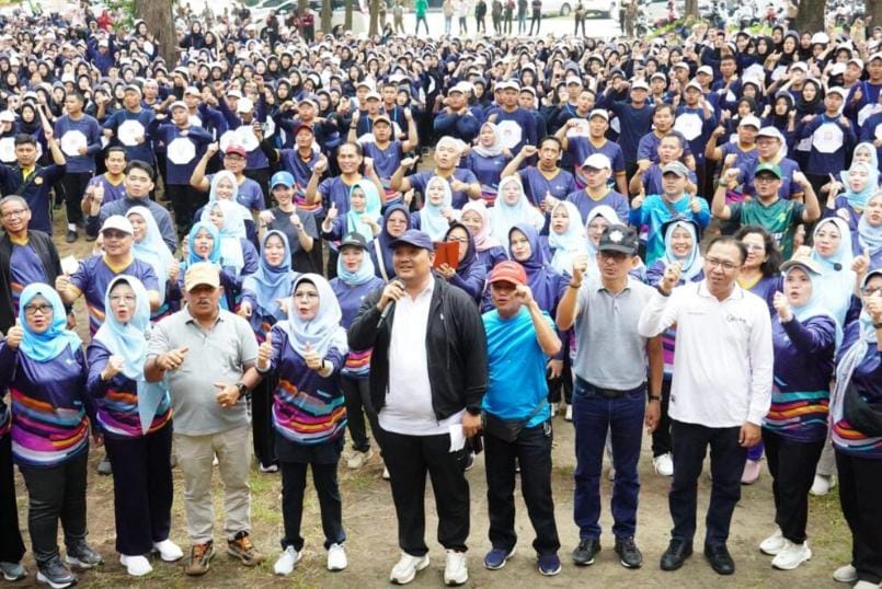 Wawali Ronny dan 1.400 Mahasiswa Poltekkes Kemenkes Bersihkan Pantai Panjang