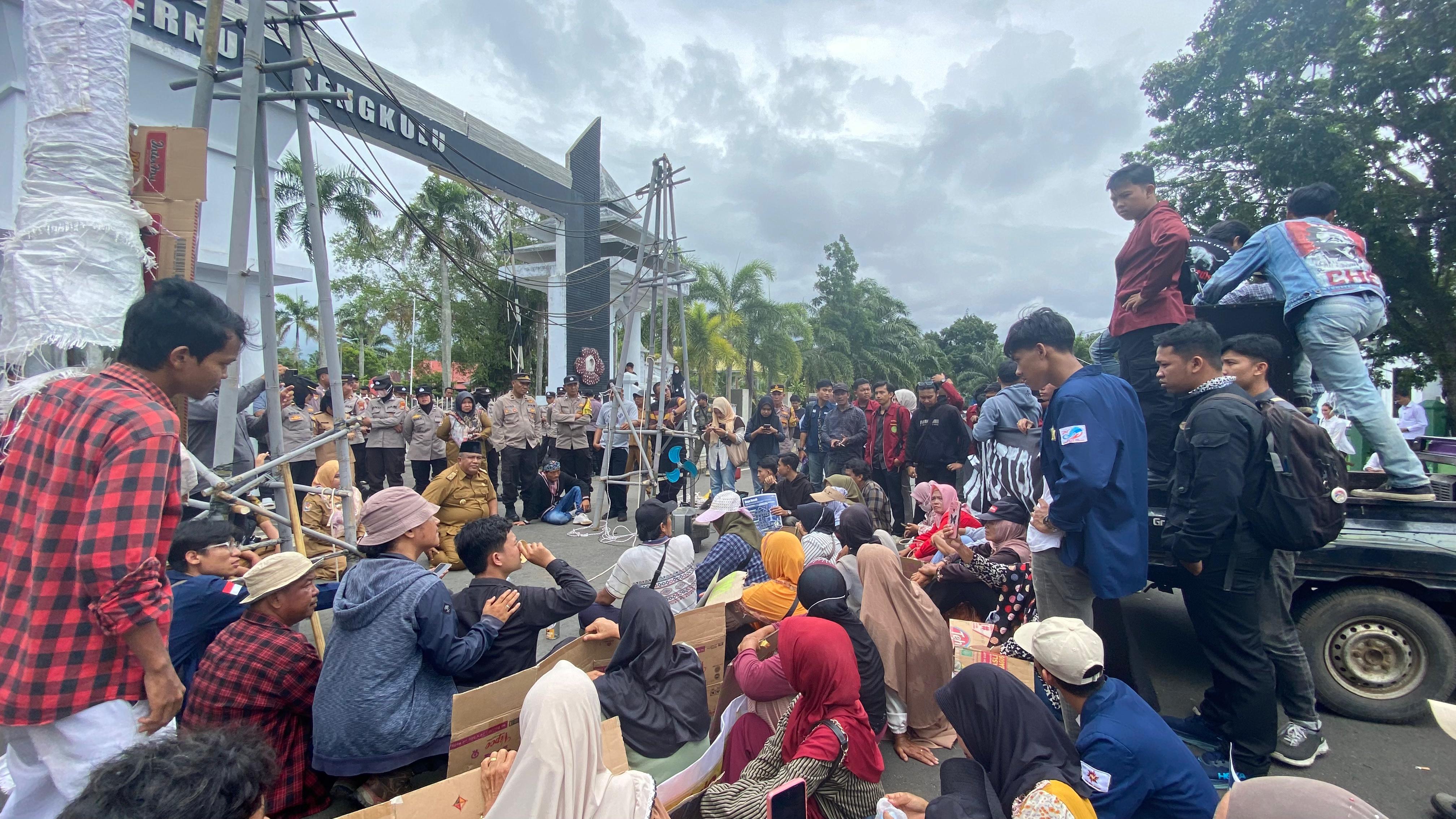 Merugi Ratusan Juta, Warga Padang Kuas Seluma Minta PLTU Teluk Sepang Ditutup 